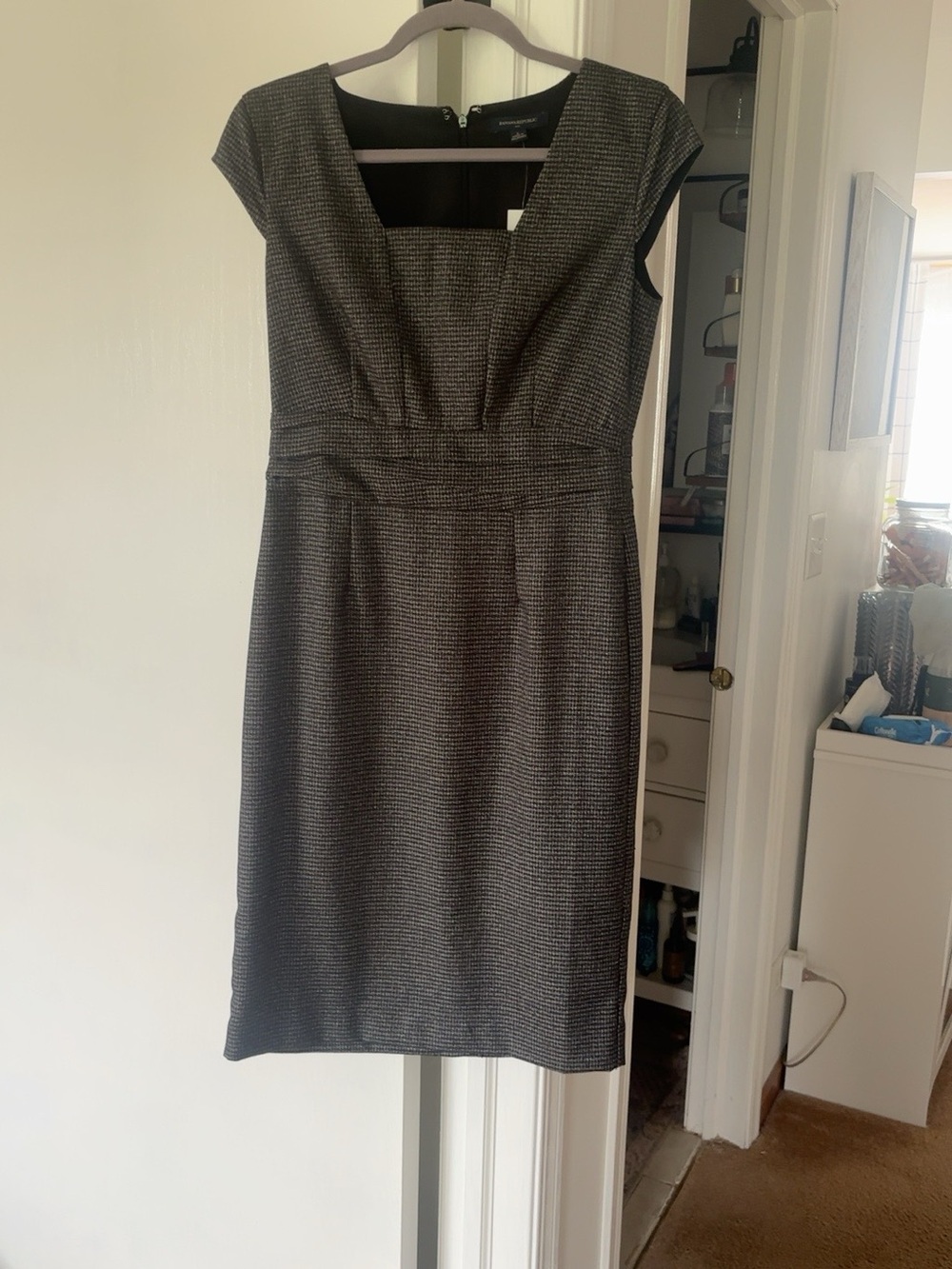 Banana Republic Vintage Y2K Houndstooth Sheath Dress
Square Neck Cap Sleeve -NWT - Picture 3 of 7